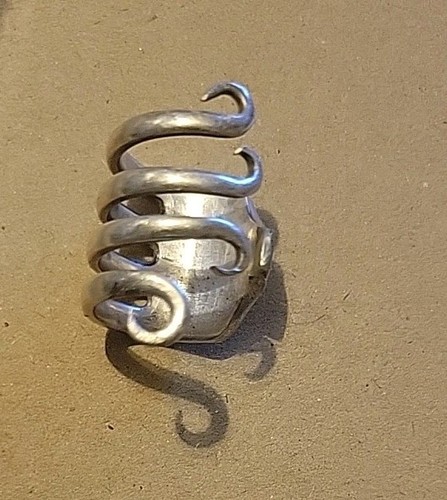 Fork ring long swirl band